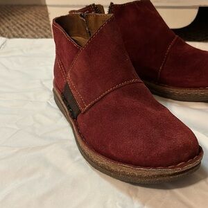 Born booties nwot rust/sienna color size 7/38